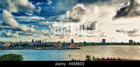 Panoramablick über Havanna Stadt Skyline und Bucht Eingang bei Sonnenuntergang Stockfoto