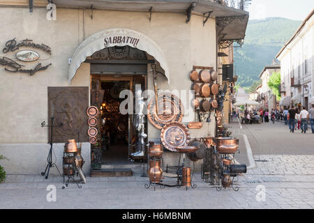 Geschäft in Norcia in Umbrien Italien verkauft Töpfe und Pfannen. Shop befindet sich im zentralen Teil von Norcia, die bei einem Erdbeben beschädigt Stockfoto