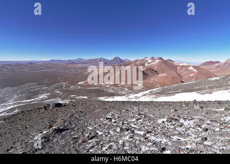 Roten Berge von der Spitze eines Vulkans in einem sonnigen Tag und einem klaren blauen Himmel gesehen. Stockfoto