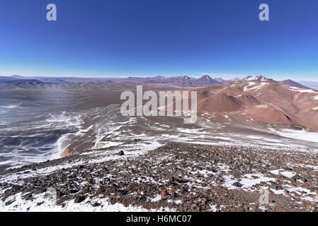 Roten Berge von der Spitze eines Vulkans in einem sonnigen Tag und einem klaren blauen Himmel gesehen. Stockfoto