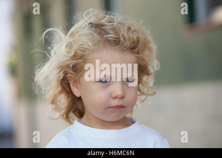 Schöne junge drei Jahre alt mit langen blonden Haaren an einem sonnigen Tag Stockfoto