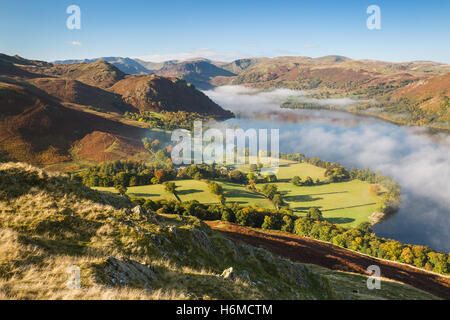 Herbstlich nebligen Morgendämmerung Blick über Ullswater im Lake District, England Stockfoto