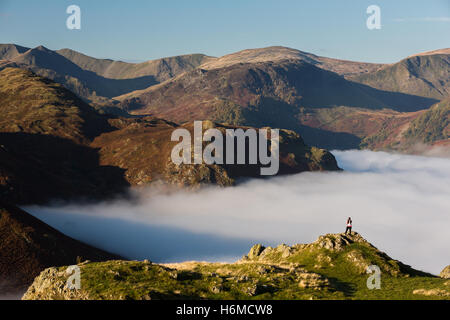 Läufer im Bild Blick über die Cloud Inversion über Ullswater im Morgengrauen im Lake District, England fiel Stockfoto