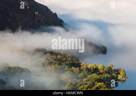 Herbstlich nebligen Morgendämmerung Blick über Ullswater im Lake District, England Stockfoto