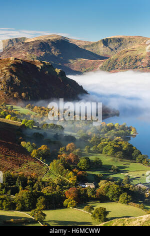 Herbstlich nebligen Morgendämmerung Blick über Ullswater im Lake District, England Stockfoto