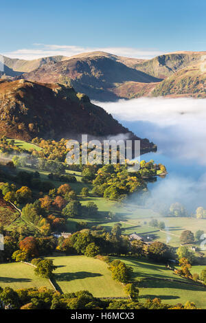 Herbstlich nebligen Morgendämmerung Blick über Ullswater im Lake District, England Stockfoto