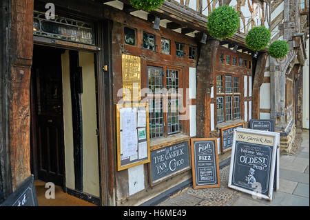 Der Eingang zum The Garrick Inn in Stratford-upon-Avon - das Gasthaus ist eines der Theldest Gaststätten in der Stadt Stockfoto