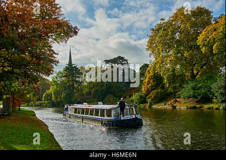 Vergnügungsschiff am Fluss Avon in Stratford-upon-Avon, mit herbstlichen Farben auf den Bäumen. Stockfoto