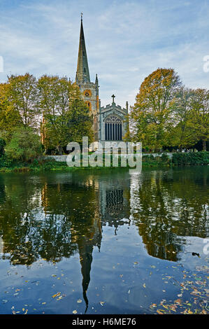 Heilige Dreiheit-Kirche steht am Ufer des Flusses Avon in Stratford-upon-Avon, Warwickshire Stockfoto