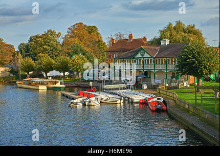 Boote vor Anker außerhalb der alten Bootshaus am Fluss Avon im Herzen von Stratford-upon-Avon Stockfoto