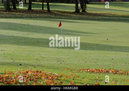 Glasgow District council Knightswood Golf Course Red Flag auf dem 18. Oder letzten Loch auf dem 9-Loch-Golfplatz Green Perspective Stockfoto