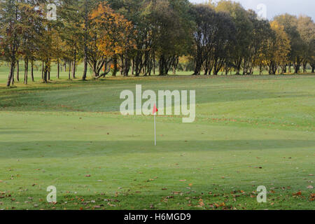 Glasgow District council Knightswood Golf Course Red Flag auf dem 18. Oder letzten Loch auf dem 9-Loch-Golfplatz Green Perspective Stockfoto