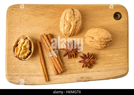 Walnüsse, Zimtstangen und Star Anisnoten auf Holzbrett. Stockfoto
