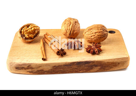 Walnüsse, Zimtstangen und Star Anisnoten auf Holzbrett. Stockfoto