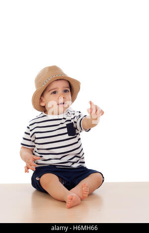 Neun Monate altes Baby mit Matrosen-Look auf dem Boden sitzend Stockfoto