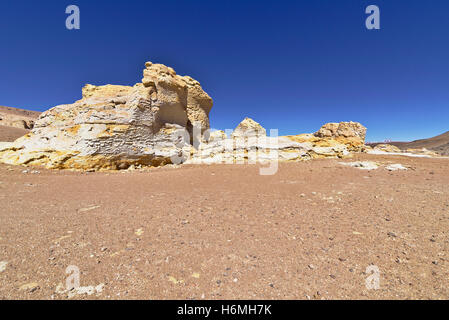 Erosion geformten gelben Felsen in der Wüste unter einem schönen sauberen Himmel. Stockfoto