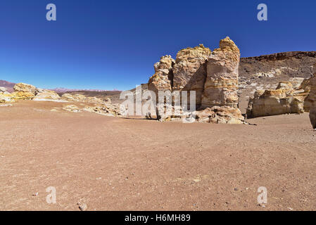 Eigentümlichen Felsformationen in einer menschenleeren Landschaft. Stockfoto