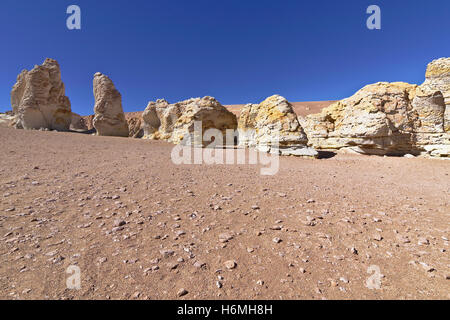 Gelbe Felsformationen in eine Wüstenlandschaft. Stockfoto