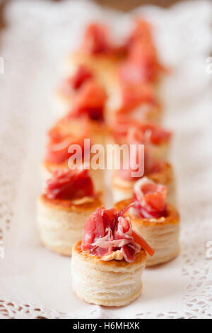 Snacks, leckere Snacks, verschiedene Häppchen Schinken Stockfoto