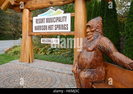 Eine Statue von einem Bigfoot oder Sasquatch am Eingang der Wildnis Stadt Harrison Hot Springs, Britisch-Kolumbien, Kanada. Stockfoto