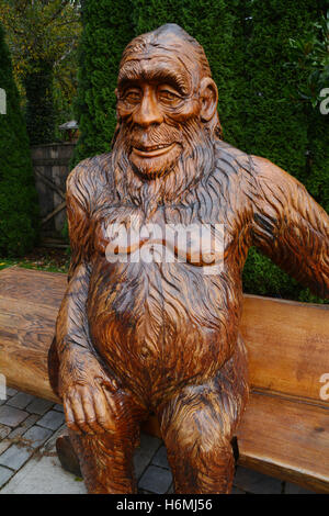 Eine Statue von einem Bigfoot oder Sasquatch am Eingang der Wildnis Stadt Harrison Hot Springs, Britisch-Kolumbien, Kanada. Stockfoto