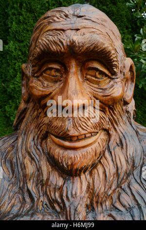 Eine Statue von einem Bigfoot oder Sasquatch am Eingang der Wildnis Stadt Harrison Hot Springs, Britisch-Kolumbien, Kanada. Stockfoto