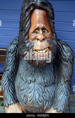 Eine Statue von der Kreatur, bekannt als Bigfoot oder Sasquatch in der Wildnis Stadt Harrison Hot Springs, Britisch-Kolumbien, Kanada. Stockfoto