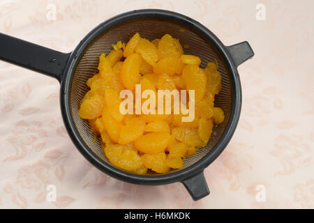 Gespült Dosen Mandarin Orange Scheiben in Sieb in Schüssel entleeren Stockfoto