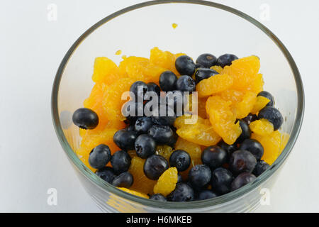 Einfache Obstsalat aus frischen Heidelbeeren und Dosen Mandarin-Orangen in Glasschale Stockfoto