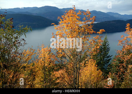 Blick auf den malerischen Harrison Lake, ein Resort östlich von Vancouver in den Coast Mountains, in der Nähe von Harrison Hot Springs, British Columbia, Kanada. Stockfoto