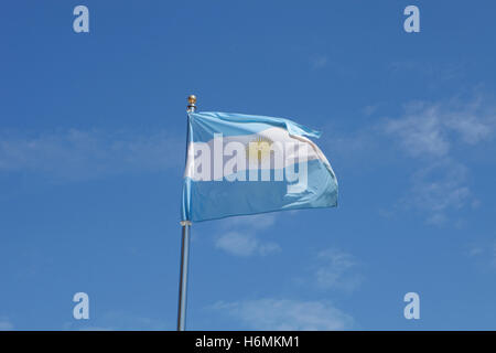 Argentinien-Fähnchen in der Mast mit blauem Himmelshintergrund Stockfoto