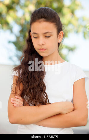 Trauriges preteen Mädchen mit blauen Augen im freien Stockfoto