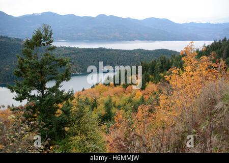 Blick auf den malerischen Harrison Lake, ein Resort östlich von Vancouver in den Coast Mountains, in der Nähe von Harrison Hot Springs, British Columbia, Kanada. Stockfoto