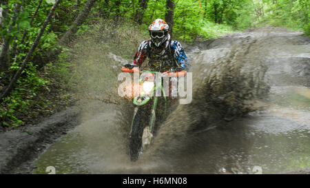 Enduro-Moto in den Schlamm mit einem big splash Stockfoto