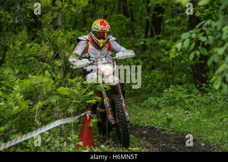 Enduro-Moto in den Schlamm mit einem big splash Stockfoto