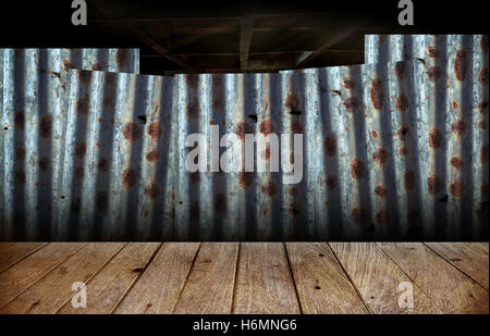 Holzboden mit dem Hintergrund der rostige Wellblech-Platten im slum Stockfoto