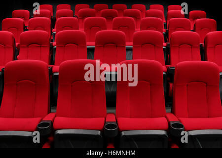 Auditorium der leeren Theater oder Kino mit roten sitzen Stockfoto