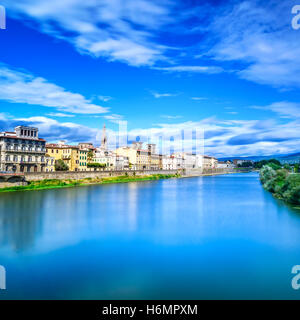 Florenz oder Firenze, Fluss Arno, Sonnenuntergang Landschaft. Toskana, Italien. Langzeitbelichtung. Stockfoto