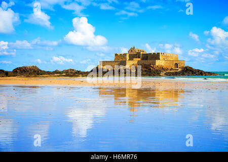 Saint-Malo, Fort National und Strand bei Ebbe. Bretagne, Frankreich, Europa. Stockfoto