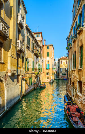 Venedig Sonnenuntergang Stadtbild, Wasserkanal und traditionellen Gebäuden. Italien, Europa. Stockfoto