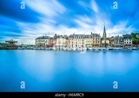 Honfleur berühmte Dorf Hafen Skyline und Wasser Reflexion. Normandie, Frankreich, Europa. Langzeitbelichtung. Stockfoto
