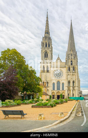 Chartres-Notre-Dame Kathedrale mittelalterlichen gotischen Kirche Wahrzeichen Vorderansicht, Frankreich Stockfoto