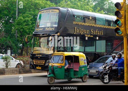 Jaipur-Safari-Sightseeing-Bus im Stau Stockfoto