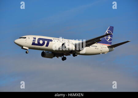 VIELE polnische Airlines Boeing 737 - 45D SP-LLF landet auf dem Flughafen London Heathrow, Vereinigtes Königreich Stockfoto