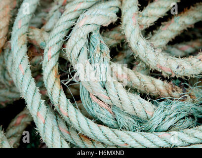 Foto von einem alten verschlissenen Seil gerollt in grün Stockfoto