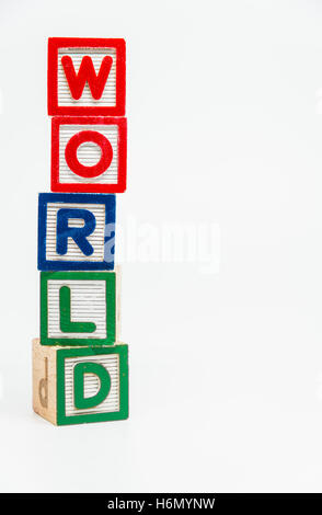 Welt Wort Holzblock ordnen in vertikale Stil auf weißem Hintergrund und selektiven Fokus Stockfoto