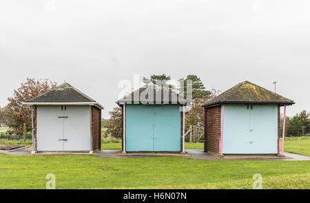 Strandhütten unter bewölktem Himmel heruntergekommen Stockfoto