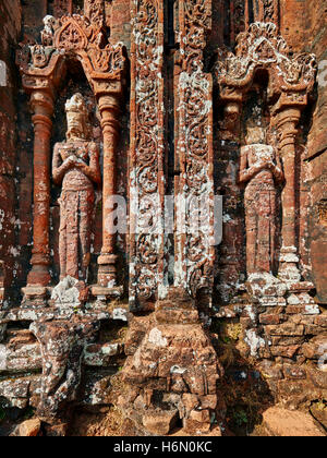 Flachrelief auf einen Tempel in Gruppe D. My Son Sanctuary, Provinz Quang Nam, Vietnam. Stockfoto