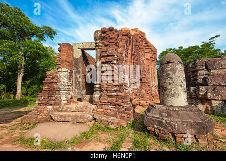 Shiva Lingam am zerstörten Tempel in Gruppe D. Mein Sohn Heiligtum, Provinz Quang Nam, Vietnam. Stockfoto