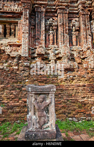 Flachrelief auf einen Tempel in Gruppe D. My Son Sanctuary, Provinz Quang Nam, Vietnam. Stockfoto